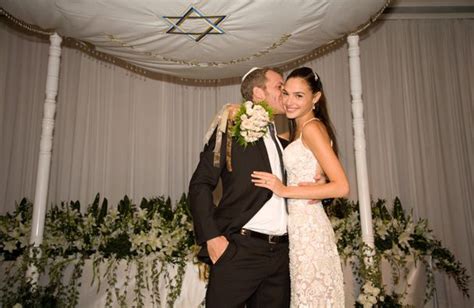 gal gadot mariage|Gal Gadot & Husband Jaron Varsano Celebrate 13。